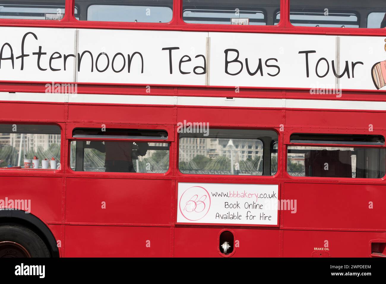 Regno Unito, Londra, autobus turistico rosso sul ponte di Westminster. Foto Stock