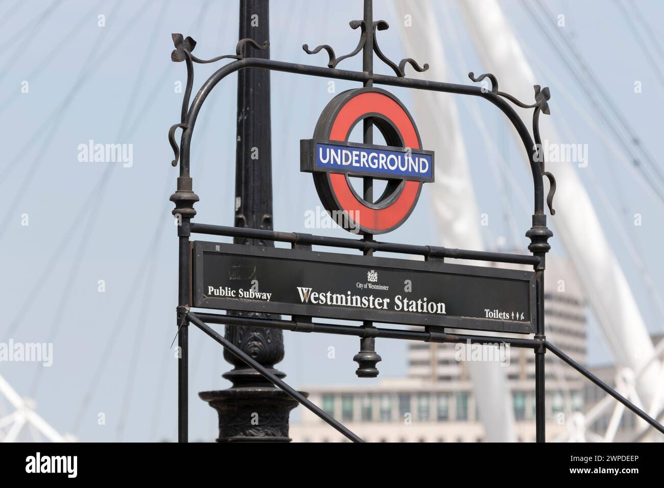 Regno Unito, Londra, ingresso sotterraneo al ponte di Westminster con Millennium Wheel sullo sfondo. Foto Stock