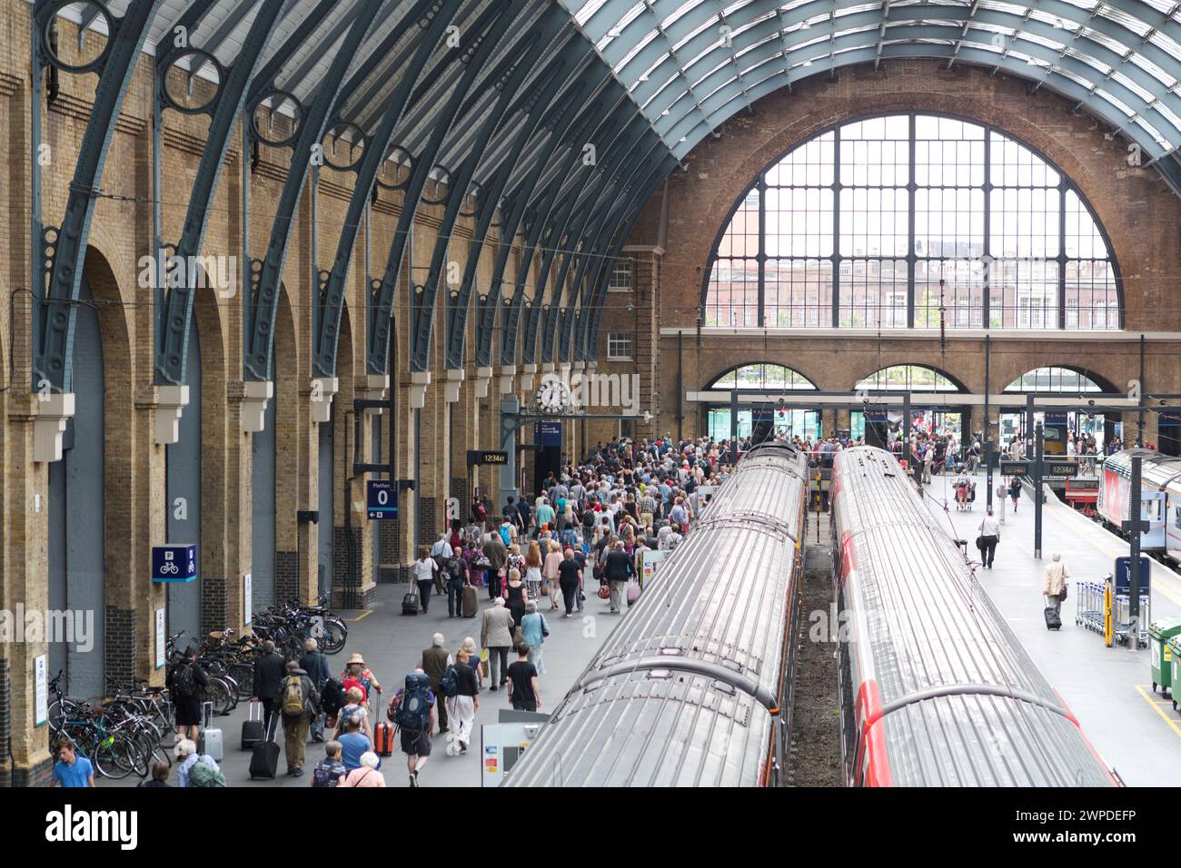 Regno Unito, Londra, Kings Cross sala arrivi/partenze per i treni. Foto Stock