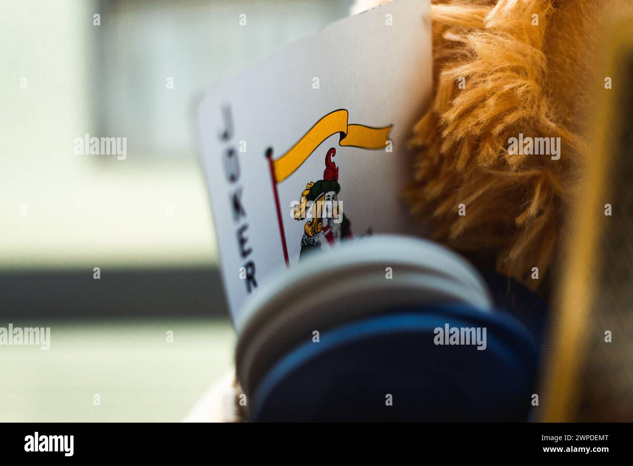 Primo piano della carta Joker sullo sfondo sfocato Foto Stock