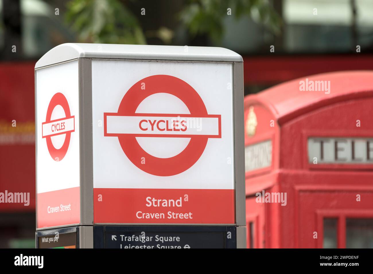 Regno Unito, Londra, cabine telefoniche rosse e cartelli per il noleggio di biciclette rosse. Foto Stock