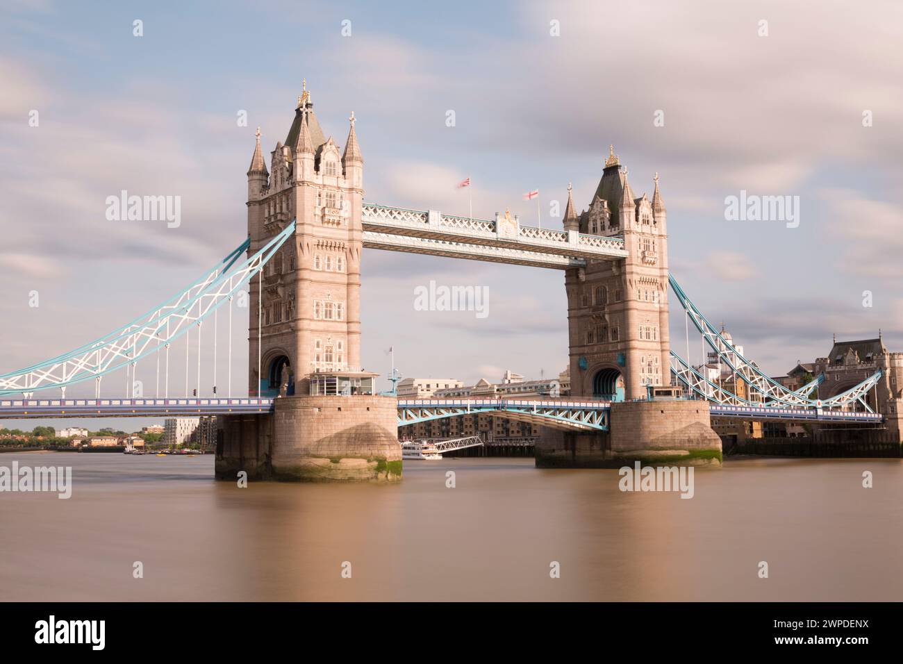 Regno Unito, Londra, Tower Bridge e il Tamigi (esposizione prolungata). Foto Stock