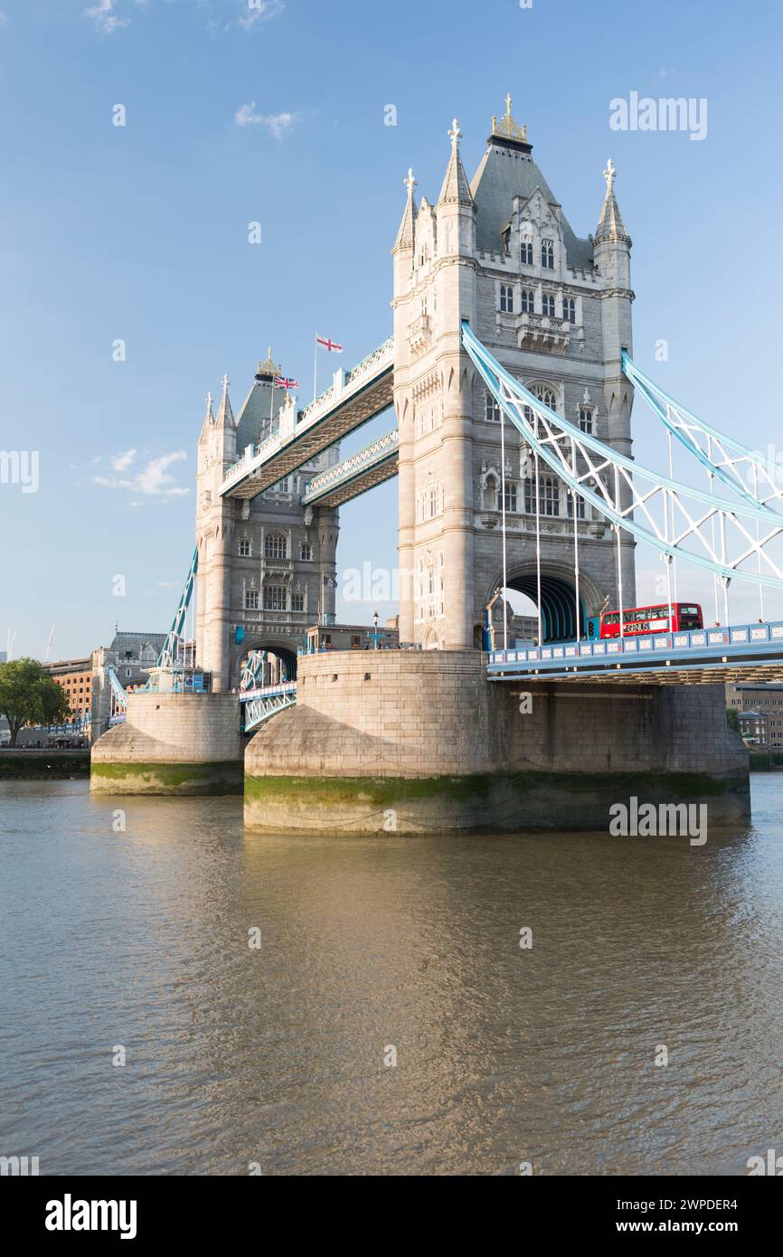 Regno Unito, Londra, Tower Bridge e il Tamigi (esposizione prolungata). Foto Stock