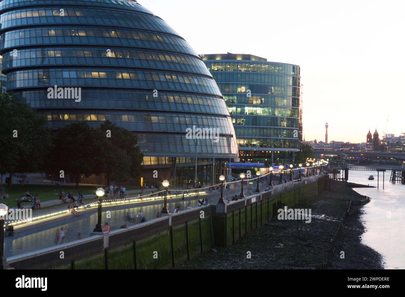 Regno Unito, Londra, passerella Southbank e il nuovo municipio di Dusk. Foto Stock