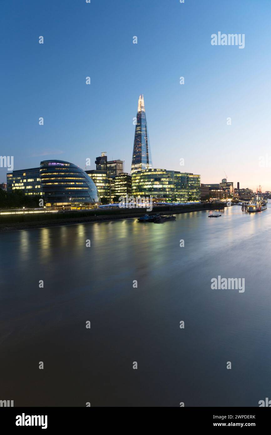 Regno Unito, Londra, Southbank, il Tamigi e lo Shard. Foto Stock