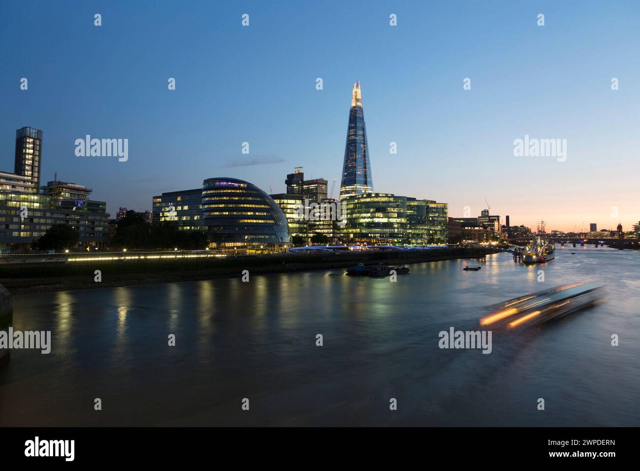 Regno Unito, Londra, Southbank, il Tamigi e lo Shard. Foto Stock