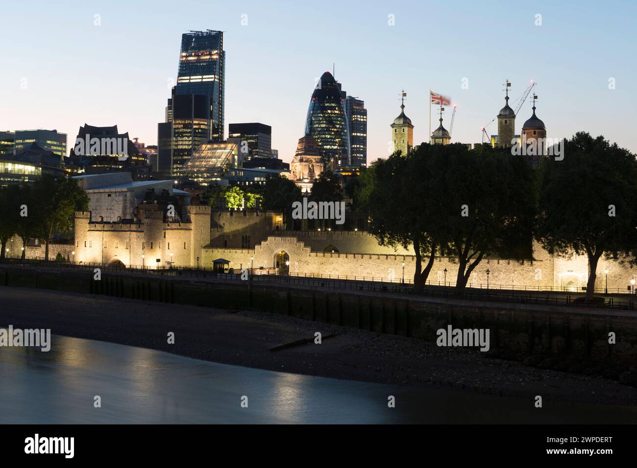 Regno Unito, Londra, la Torre di Londra e lo skyline della città. Foto Stock
