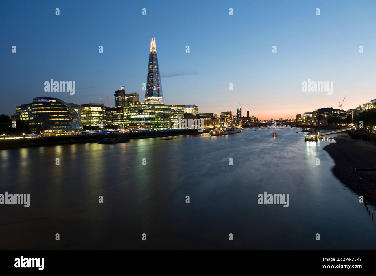Regno Unito, Londra, il Tamigi e Southbank con lo Shard al crepuscolo. Foto Stock