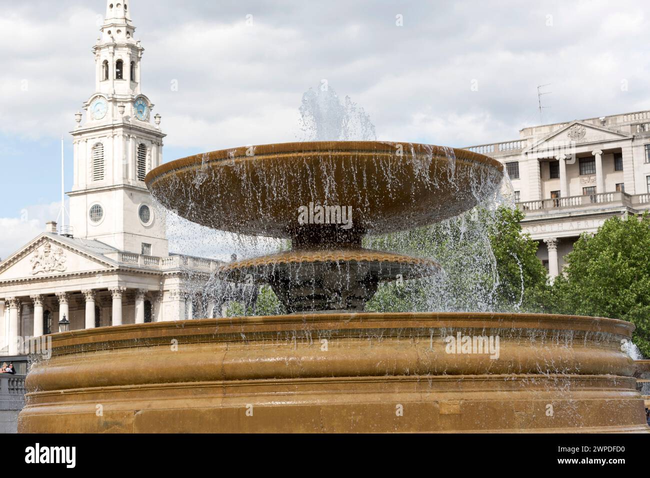 Regno Unito, Londra, Fountain Trafalgar Square e St Martins in the Field. Foto Stock