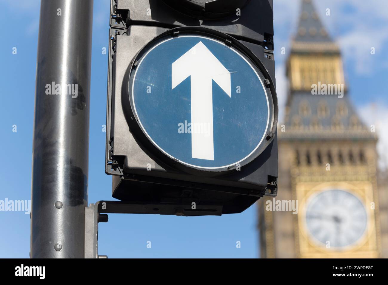 Regno Unito, Londra, segnaletica di sola andata con la torre dell'orologio del Big Ben sullo sfondo. Foto Stock