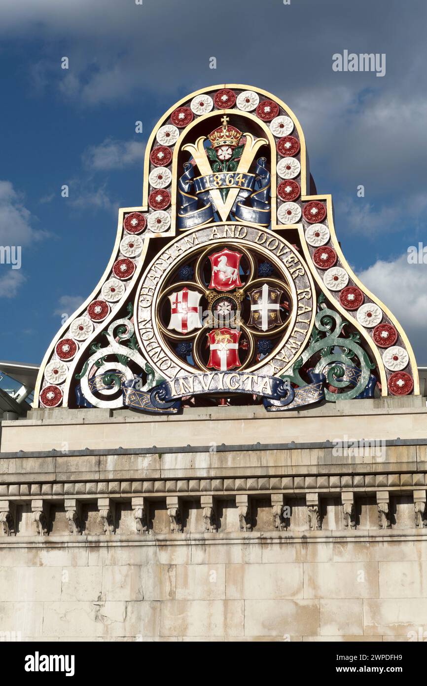Regno Unito, Londra, dettaglio sul ponte Blackfriars Road sul Tamigi. Foto Stock
