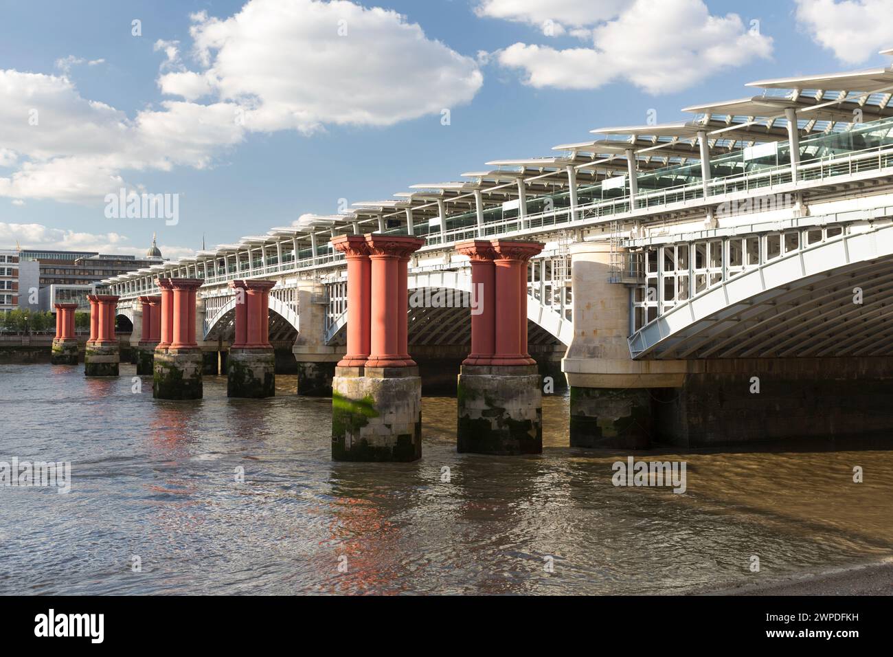 Regno Unito, Londra, ponte ferroviario Blackfriars sul Tamigi. Foto Stock