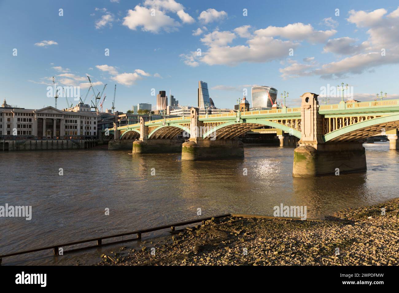 Regno Unito, Londra, il ponte Southwark e lo skyline della città. Foto Stock