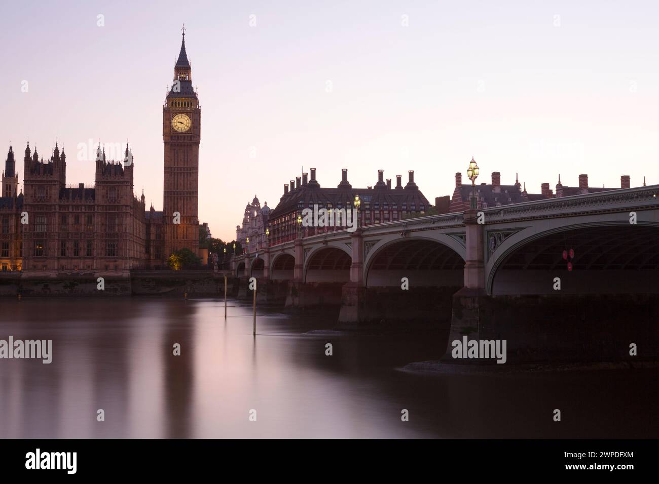 Regno Unito, Londra, il ponte di Wesminster e la torre dell'orologio di Big ben. Foto Stock