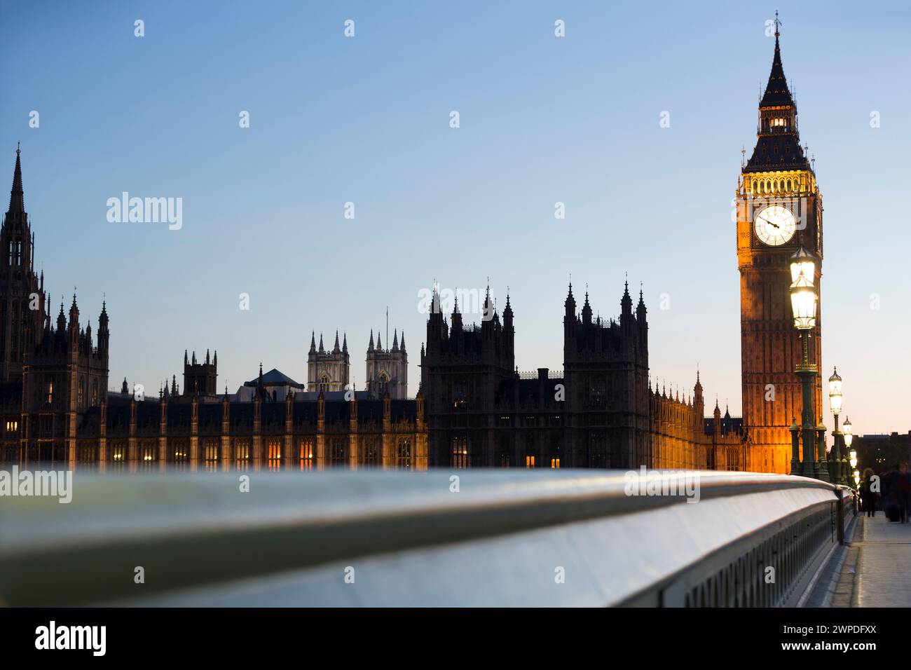 Regno Unito, Londra, il ponte di Westminster e le case del Parlamento di notte. Foto Stock