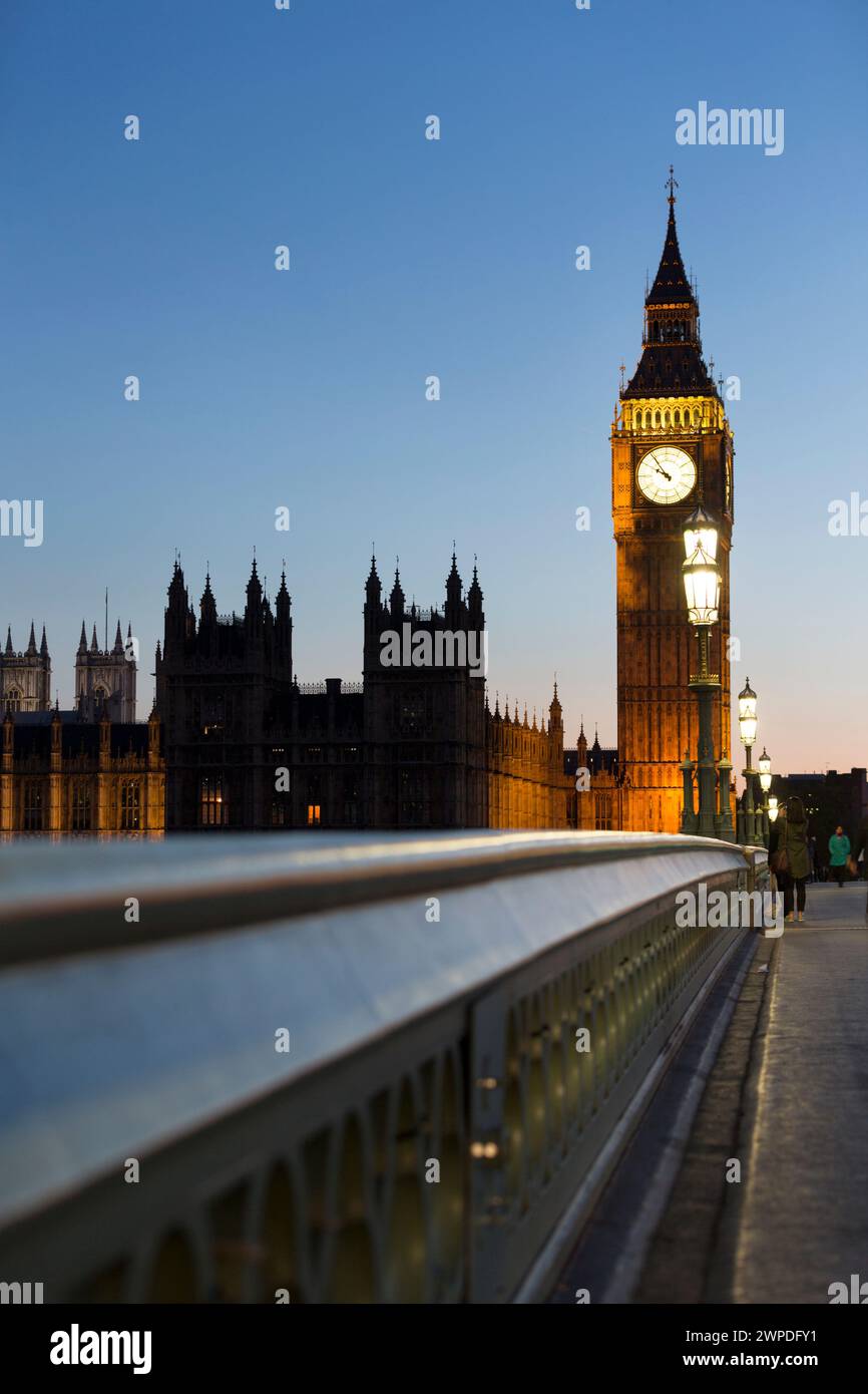 Regno Unito, Londra, il ponte di Westminster e le case del Parlamento di notte. Foto Stock