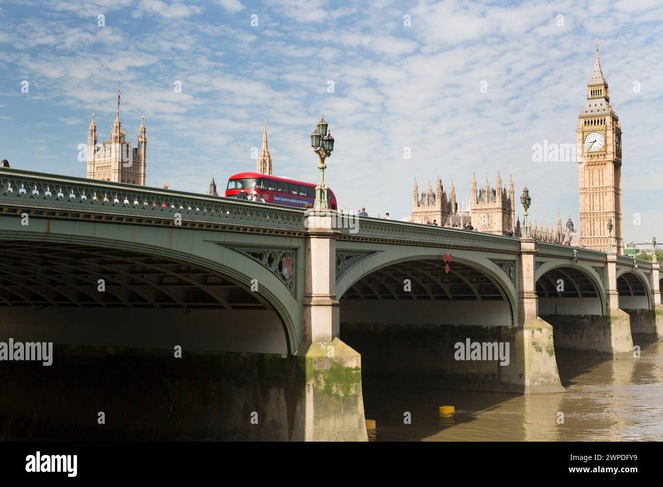 Regno Unito, Londra, il ponte di Westminster e le case del Parlamento con il bus rosso di rotta. Foto Stock