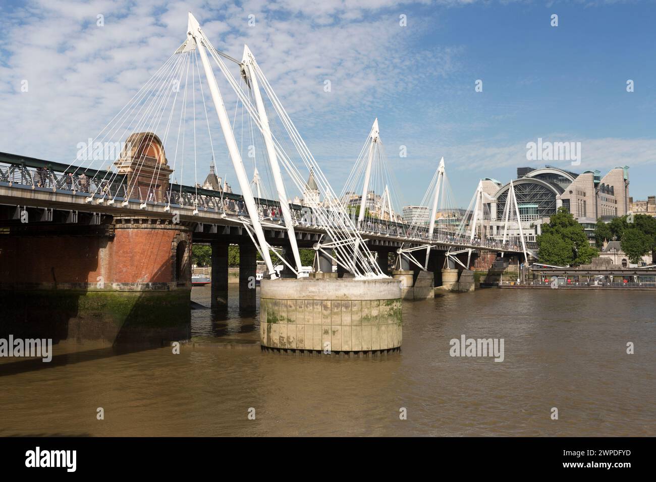 Regno Unito, Londra, il Golden Jubilee Bridge sul Tamigi. Foto Stock