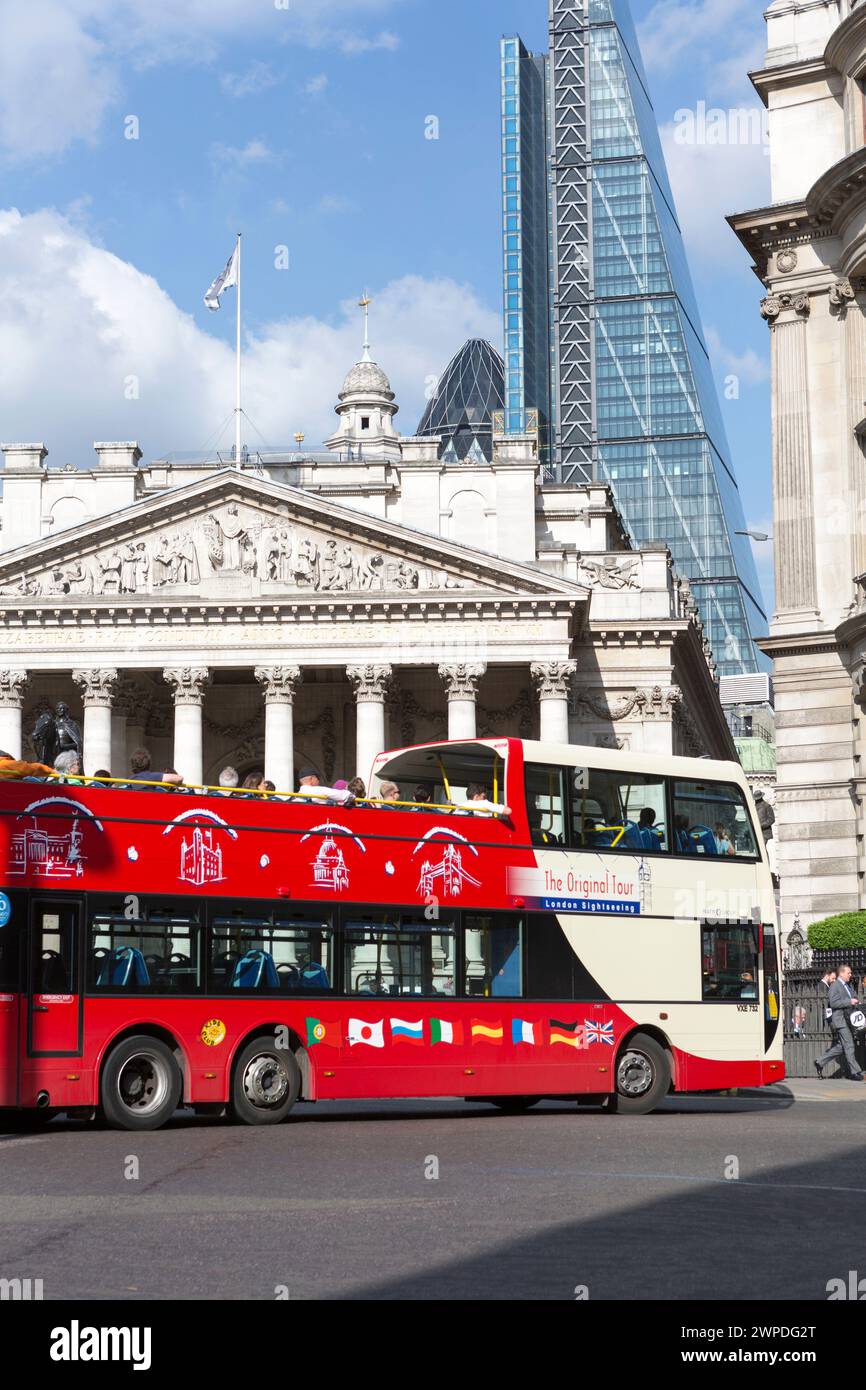 Regno Unito, Londra, autobus turistico che passa davanti all'edificio del Royal Exchange. Foto Stock