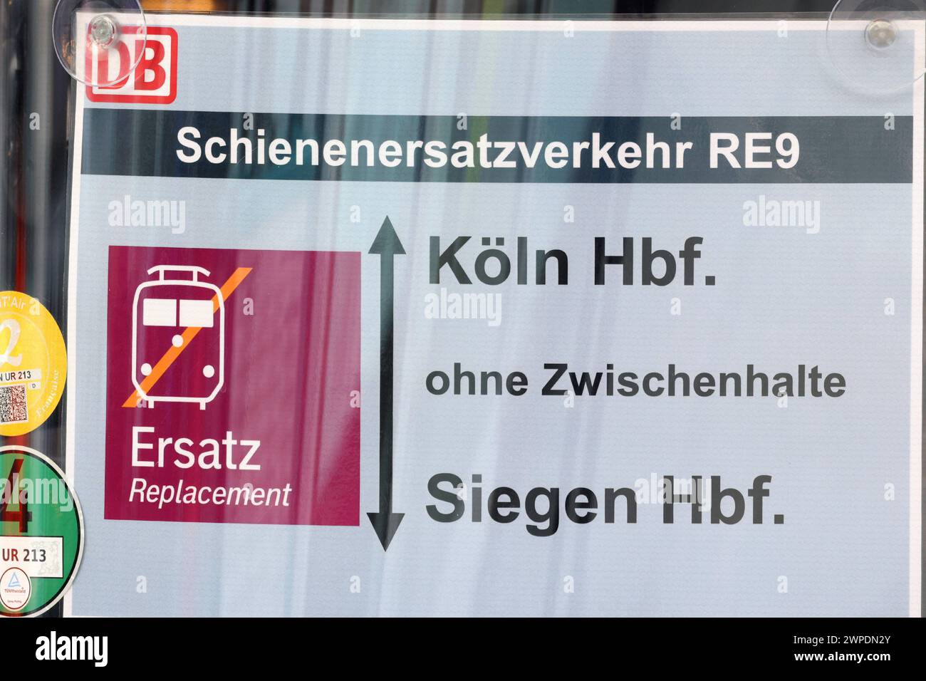 Bahnstreik, Siegen Hauptbahnhof, Schienenersatzverkehr RE9 Koeln Köln Hbf - Siegen Hbf. Hauptbahnhof AM 07.03.2024 a Siegen/Deutschland. *** Sciopero ferroviario, stazione centrale di Siegen, servizio di sostituzione ferroviaria RE9 stazione centrale di Colonia stazione centrale di Siegen al 07 03 2024 a Siegen Germania Foto Stock