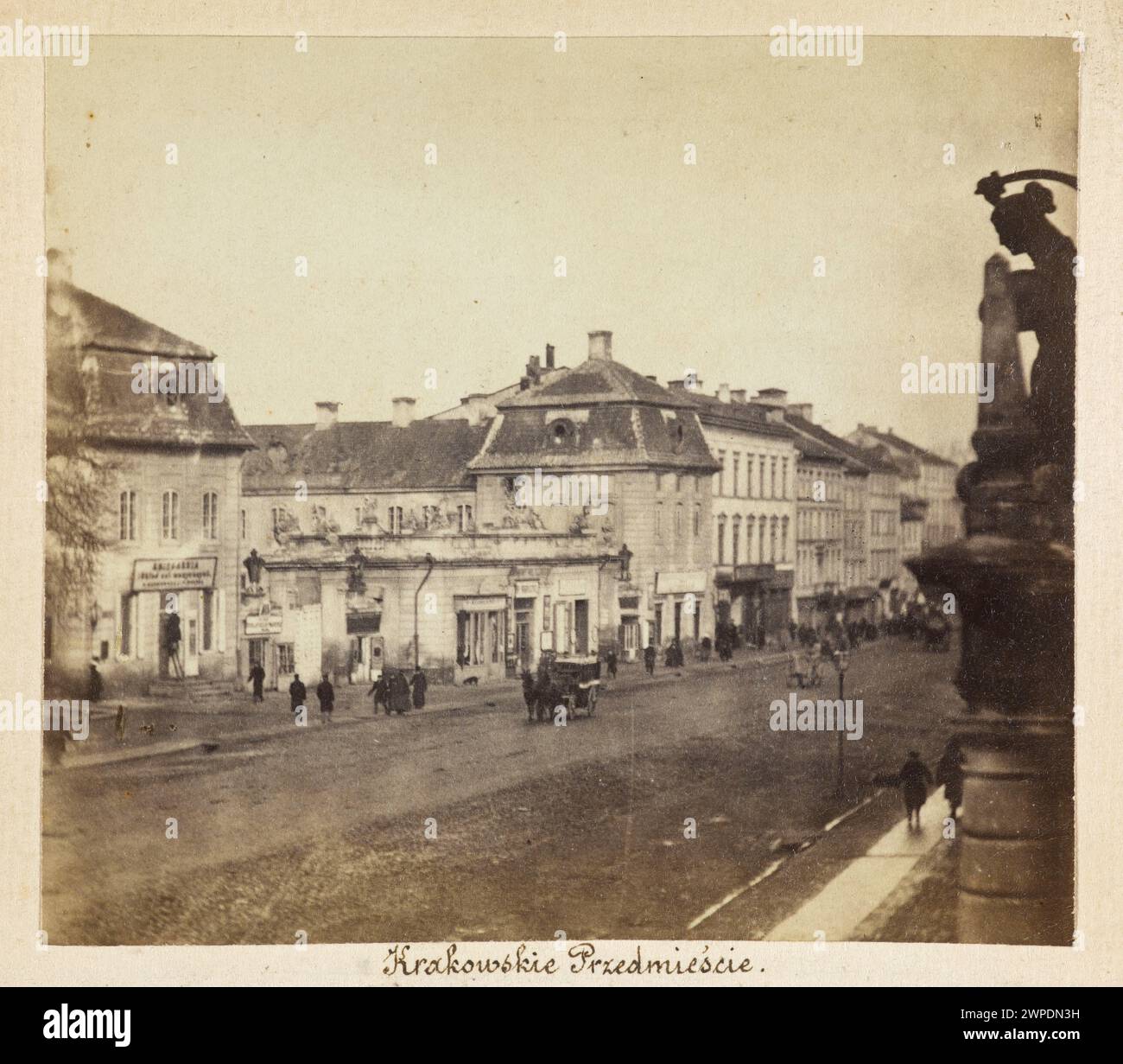 Varsavia. "Krakowskie Przedmie" (vista dal balcone dell'Atelier di Beyer a Krakowskie Przedmieście verso Pałis Stanis Potocki. A destra della Sirenetta, conosceva le porte delle porte, che conducevano a ul. Karow) ; Beyer, Karol (1818-1877); 1861-1863 (1861-00-00-1863-00-00-00);Karowa (Varsavia - via), Krakowskie Przedmieście (Varsavia - via), Méyet, Leopold (1850-1912) - collezione, Palazzo Potocki (Varsavia - Cracovia Przedmieście 15), Varsavia (Voivodato Masoviano), porte, Dar (provenienza), carrozze, segnali Foto Stock