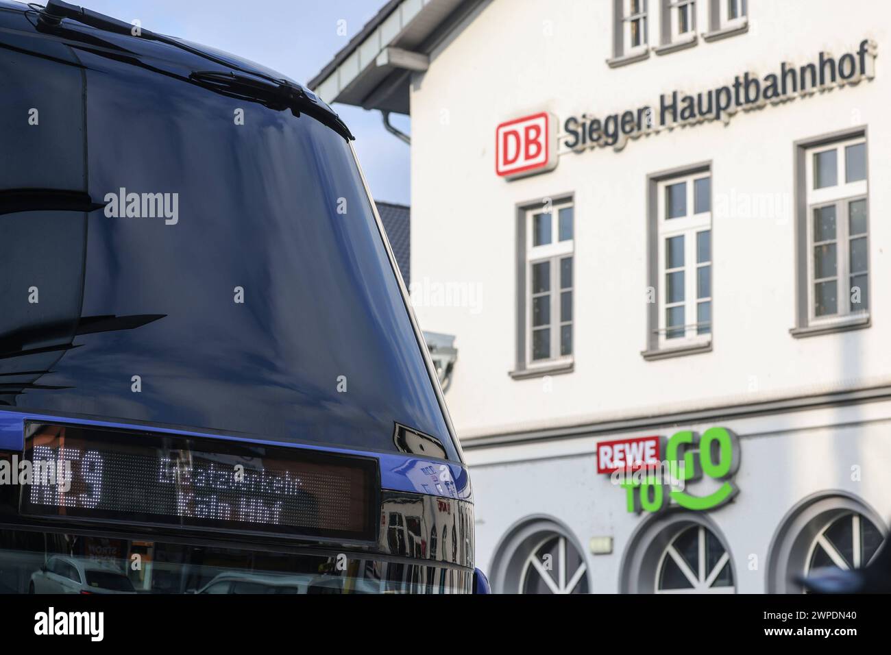 Bahnstreik, Siegen Hauptbahnhof, Schienenersatzverkehr RE9 Koeln Köln Hbf - Siegen Hbf. Hauptbahnhof AM 07.03.2024 a Siegen/Deutschland. *** Sciopero ferroviario, stazione centrale di Siegen, servizio di sostituzione ferroviaria RE9 stazione centrale di Colonia stazione centrale di Siegen al 07 03 2024 a Siegen Germania Foto Stock