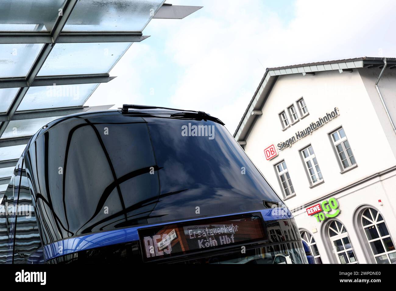 Bahnstreik, Siegen Hauptbahnhof, Schienenersatzverkehr RE9 Koeln Köln Hbf - Siegen Hbf. Hauptbahnhof AM 07.03.2024 a Siegen/Deutschland. *** Sciopero ferroviario, stazione centrale di Siegen, servizio di sostituzione ferroviaria RE9 stazione centrale di Colonia stazione centrale di Siegen al 07 03 2024 a Siegen Germania Foto Stock
