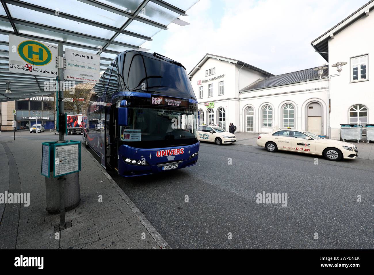 Bahnstreik, Siegen Hauptbahnhof, Schienenersatzverkehr RE9 Koeln Köln Hbf - Siegen Hbf. Hauptbahnhof AM 07.03.2024 a Siegen/Deutschland. *** Sciopero ferroviario, stazione centrale di Siegen, servizio di sostituzione ferroviaria RE9 stazione centrale di Colonia stazione centrale di Siegen al 07 03 2024 a Siegen Germania Foto Stock