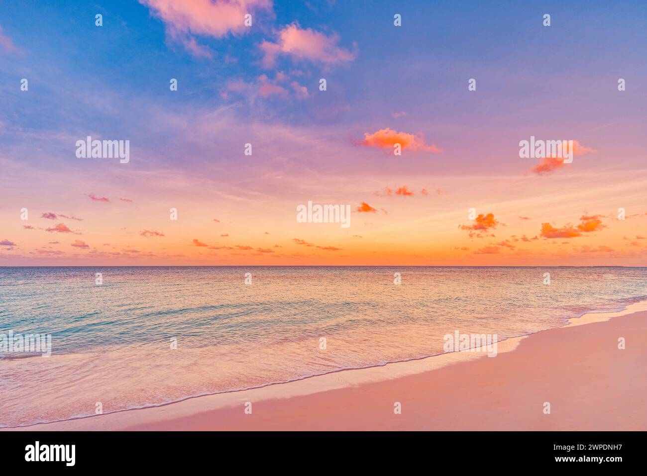 D'estate potrai ammirare splendide onde marine e il tramonto sulla sabbia del cielo. Incredibile sfondo mediterraneo tropicale. Bellissime onde della baia del mare che spruzzano Foto Stock