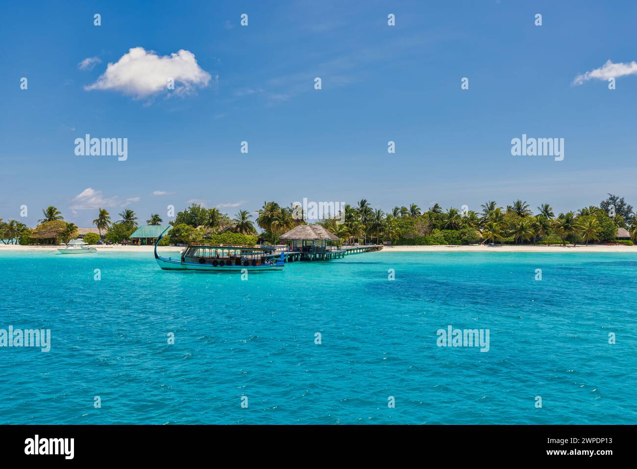 Splendido design da spiaggia delle Maldive. Barca tradizionale delle Maldive Dhoni e mare blu perfetto con baia laguna. Hotel resort tropicale di lusso sulla costa paradisiaca Foto Stock