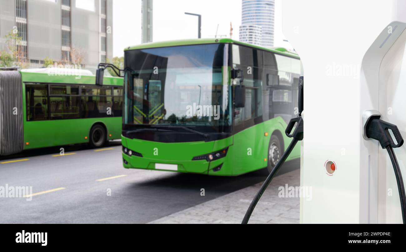 Autobus elettrici con stazione di ricarica. Foto Stock