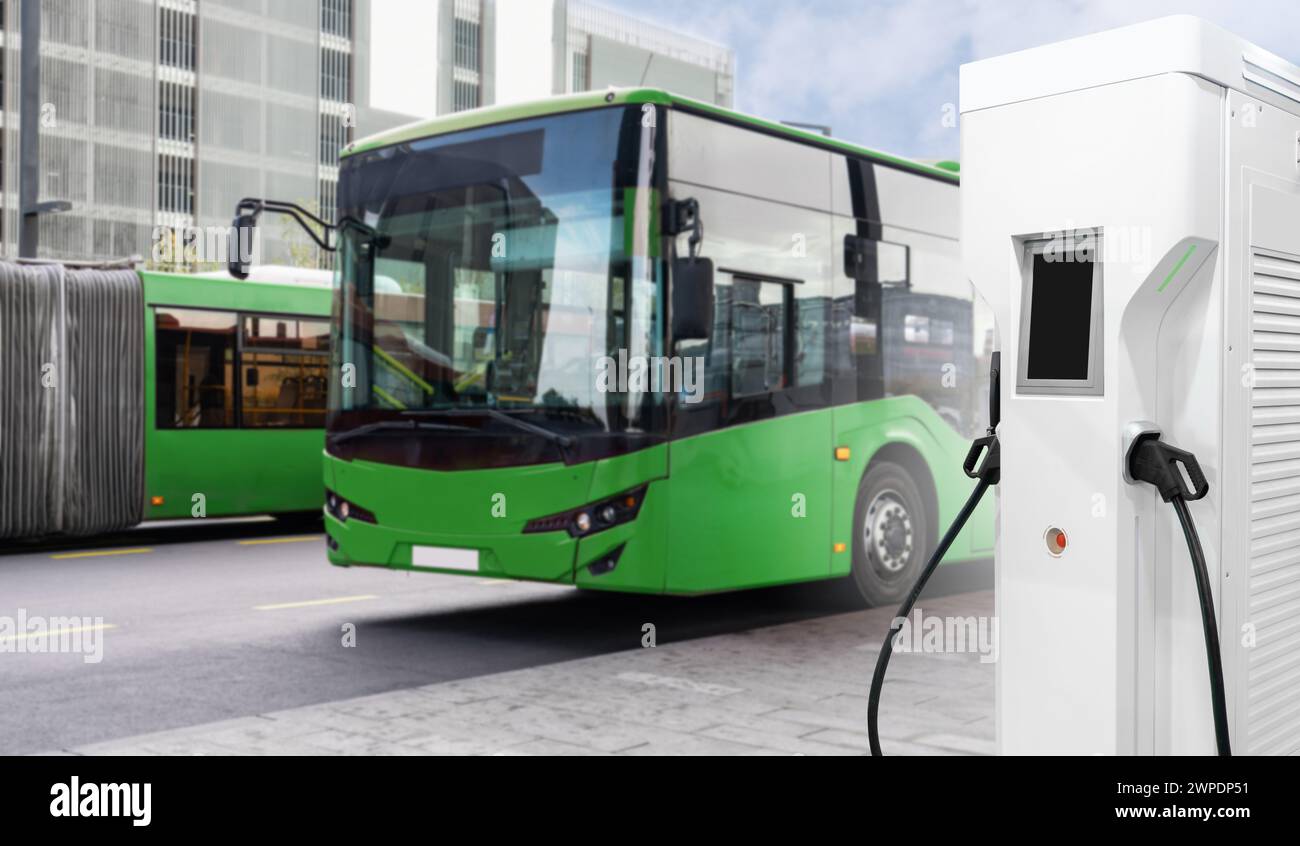 Autobus elettrici con stazione di ricarica. Foto Stock