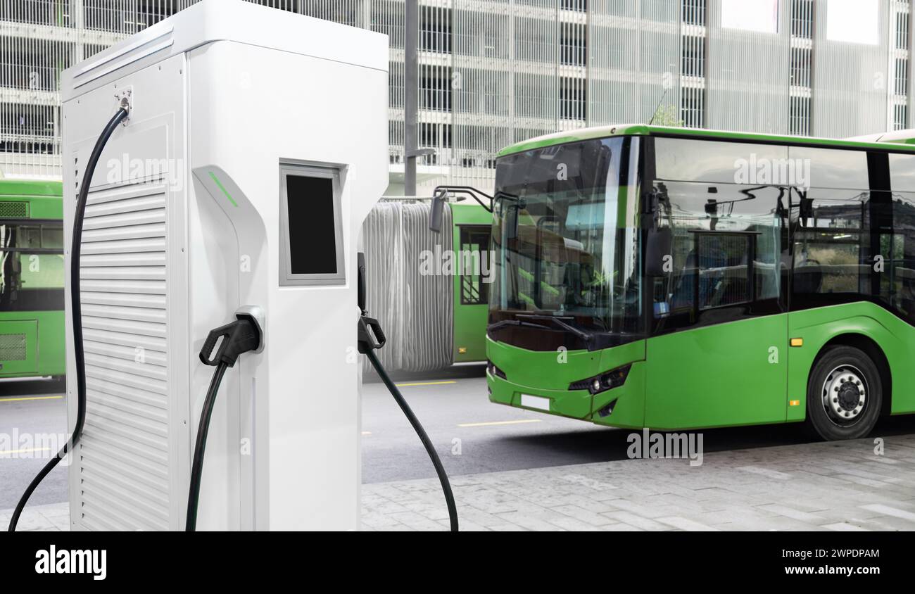 Autobus elettrici con stazione di ricarica. Foto Stock