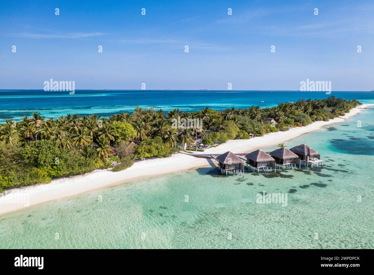 Il paradiso delle Maldive. Paesaggio aereo tropicale, vista sul mare con lungo molo, ville sull'acqua, mare e spiaggia lagunari incredibili, natura tropicale. Fuoriserie Foto Stock