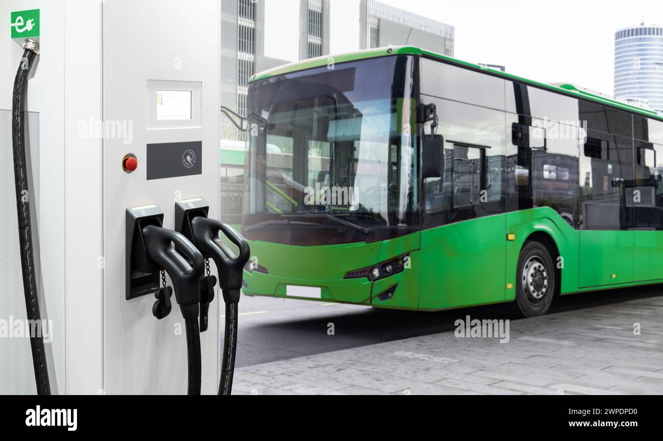 Autobus elettrici con stazione di ricarica. Foto Stock