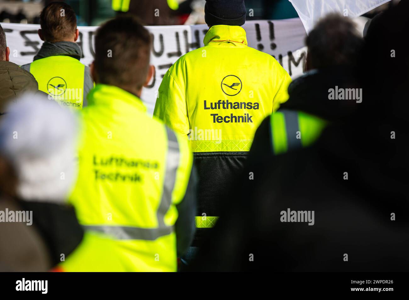 Eine Kundgebung von Lufthansa Mitarbeitern am Flughafen Berlin Brandenburg wahrend einem Streik der Lufthansa Mitarbeiter AM 07. März 2024 a Schönefeld, Brandeburgo. DAS Logo der Lufthansa auf Arbeitskleidung. Streik am Flughafen Berlino Brandeburgo Foto Stock