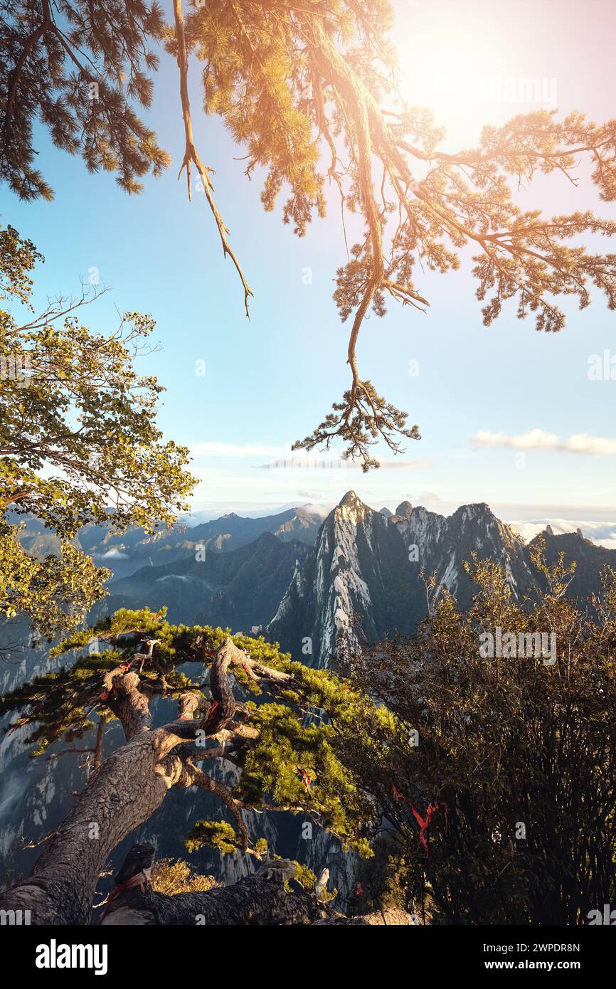 Vista del paesaggio montano del Parco Nazionale di Huashan al tramonto, Cina. Foto Stock
