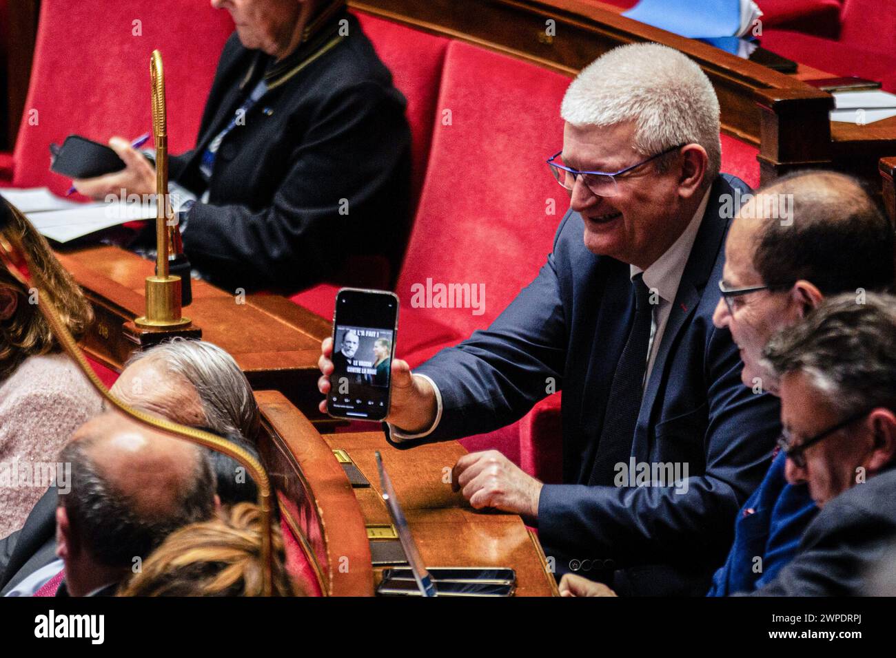 Parigi, Francia. 5 marzo 2024. Olivier Falorni, deputato del gruppo Démocrate (modem et Indépendants), mostra un meme sul vice Mathilde Panot sul suo cellulare, durante le domande alla sessione del governo all'Assemblea nazionale. Una sessione settimanale di interrogatori sul governo francese si svolge nell'Assemblea Nazionale al Palais Bourbon di Parigi. (Foto di Telmo Pinto/SOPA Images/Sipa USA) credito: SIPA USA/Alamy Live News Foto Stock