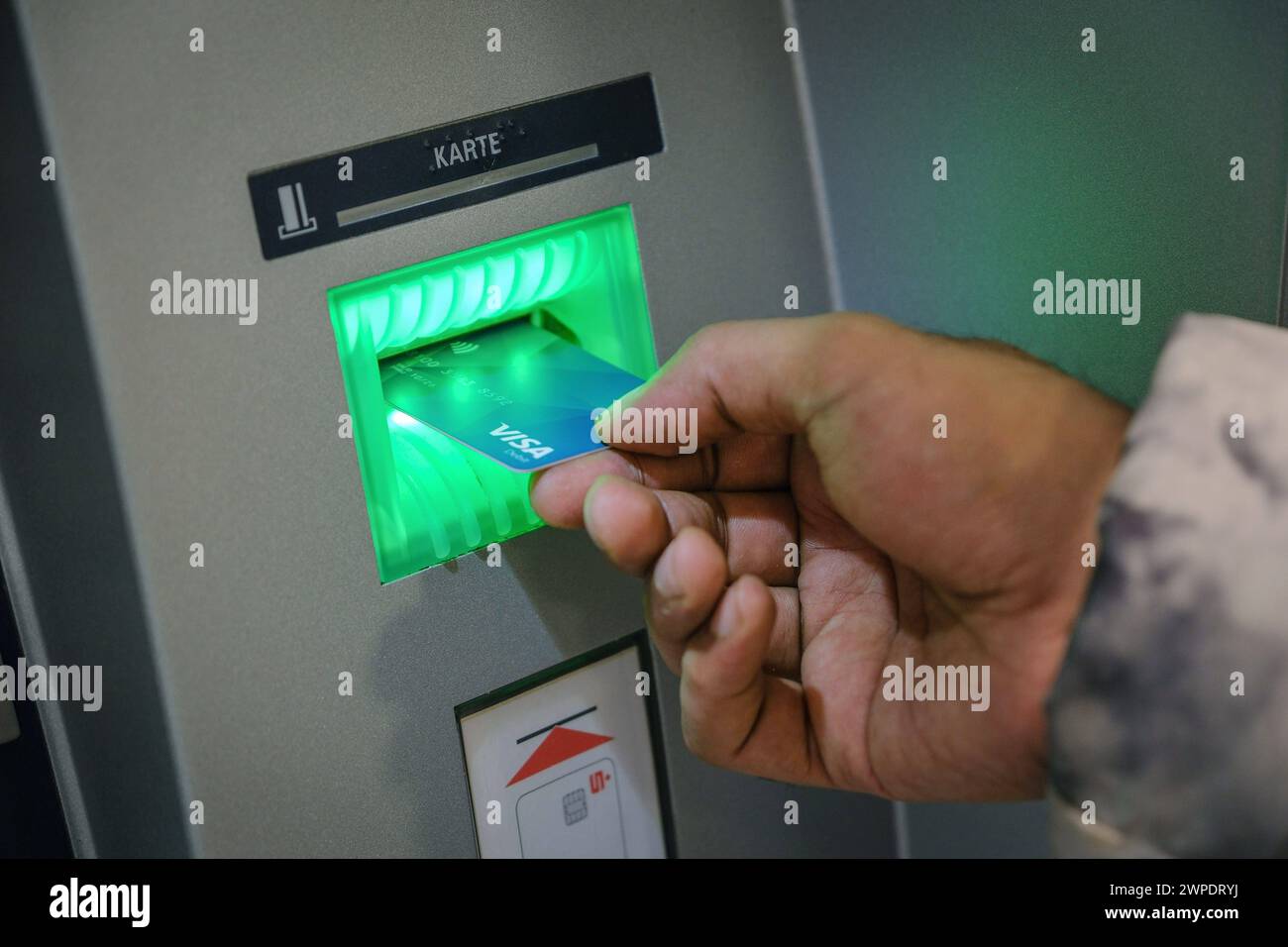 Ein Gefluechteter mit der SocialCard fuer Asylsuchende an einem Geldautomaten in Hannover foto vom 06.03.2024. Ad Hannover koennen asylsuchende Menschen kuenftig mit einer Art Bankkarte zahlen. DAS Ziel: Weniger Buerokratie fuer die Behoerden und mehr Teilhabe fuer die Gefluechteten. SOLO USO EDITORIALE *** Un rifugiato con la SocialCard per richiedenti asilo presso un ATM di Hannover foto del 06 03 2024 di Hannover, in futuro i richiedenti asilo potranno pagare con una sorta di carta bancaria l'obiettivo è ridurre la burocrazia per le autorità e aumentare la partecipazione per i rifugiati SOLO USO EDITORIALE Copyright: Foto Stock