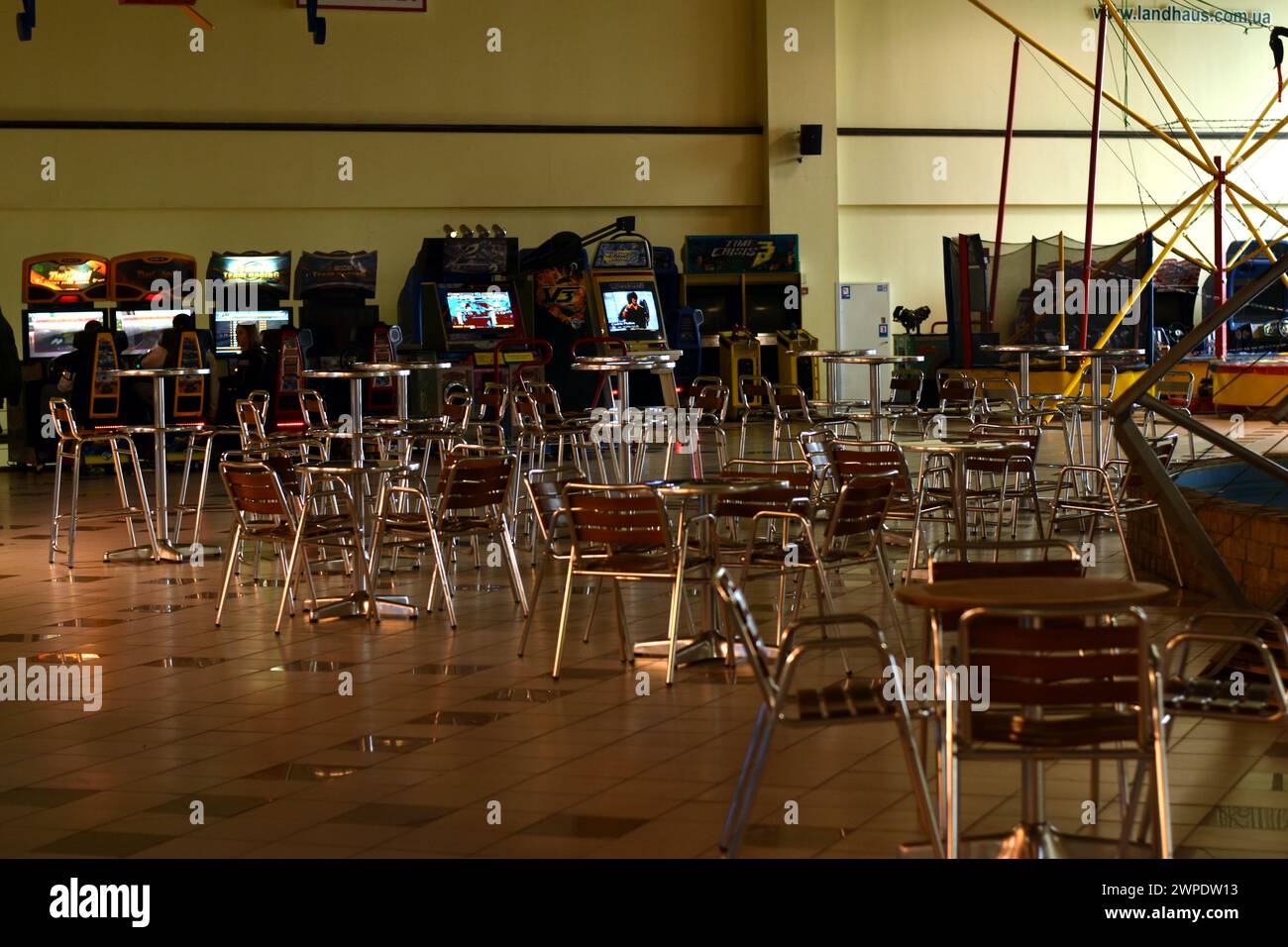 Kiev. Regione di Kiev. Ucraina. 02.21.2024. Caffè con slot machine senza persone, al mattino presto. Foto Stock