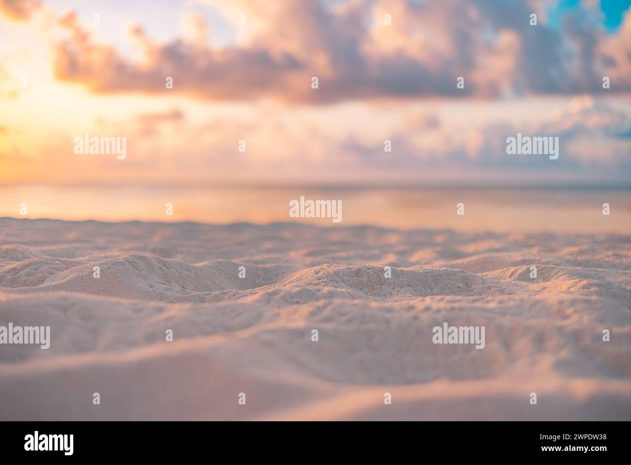 Spiaggia di sabbia marina ravvicinata. Il paesaggio della spiaggia è meraviglioso. Ispira l'orizzonte marino dell'isola tropicale. Arancione oro viola tramonto cielo alba luce tranquilla Foto Stock