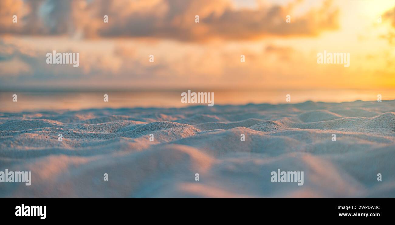 Spiaggia di sabbia marina ravvicinata. Il paesaggio della spiaggia è meraviglioso. Ispira l'orizzonte marino dell'isola tropicale. Arancione oro viola tramonto cielo alba luce tranquilla Foto Stock