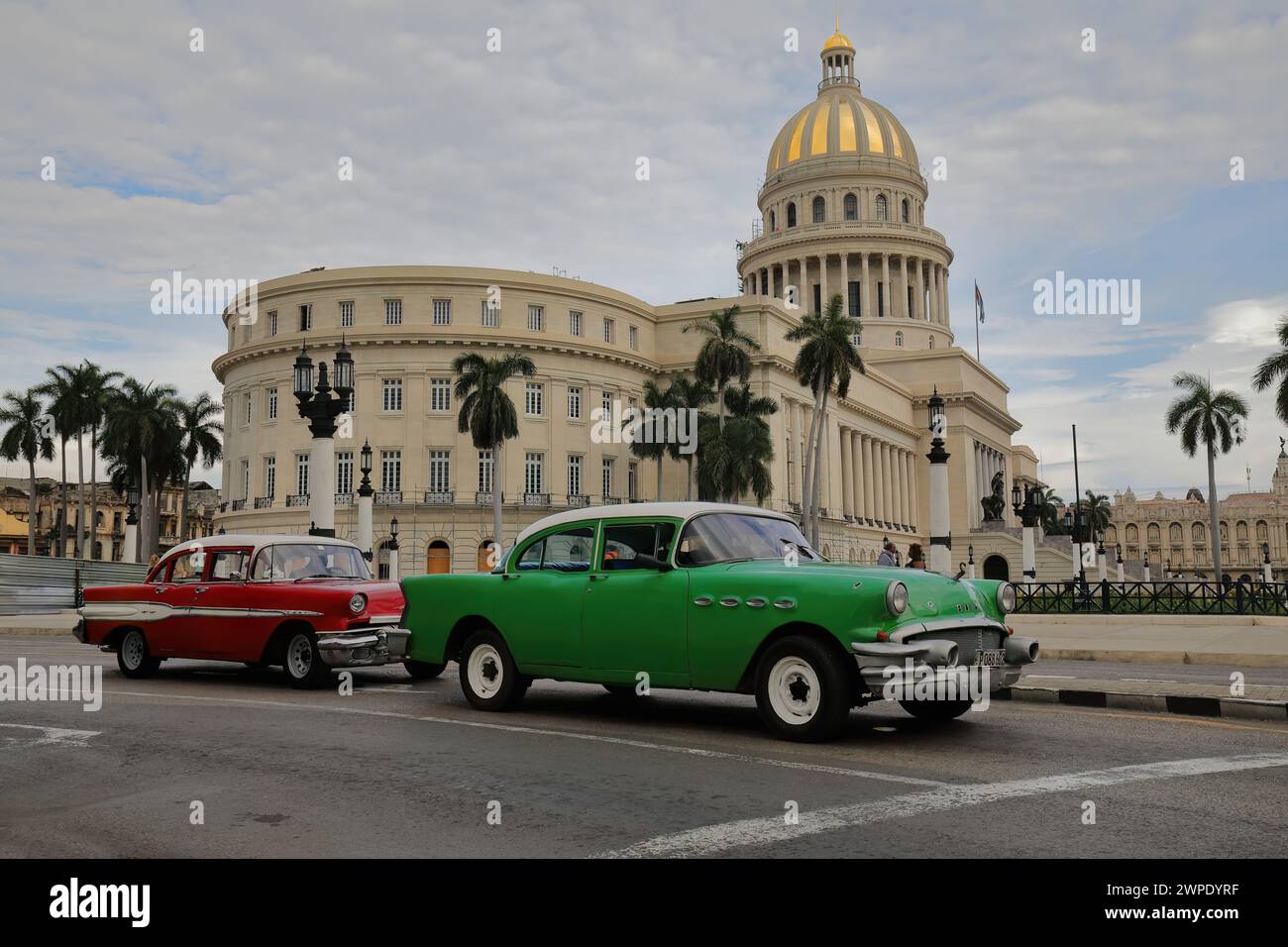 034 vetture in alluminio rosso-bianco, verde-bianco -serbatoio yank, classici Buick e Pontiac- dal 1956-57 fermati al semaforo rosso, Ntl.Capitol sul retro. L'Avana-Cuba. Foto Stock