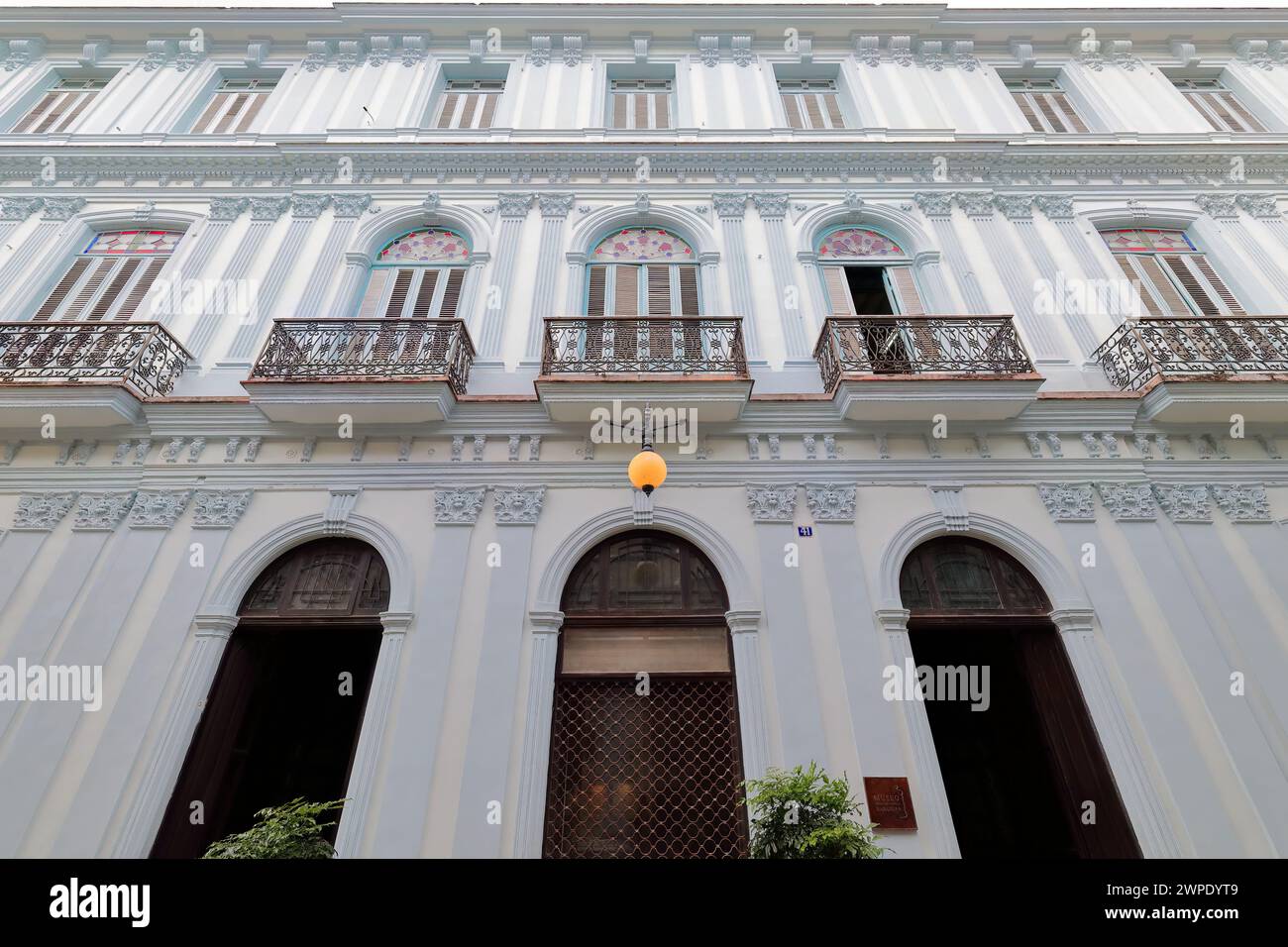 044 accuratamente restaurata - 2004 d.C. - facciata nord di un edificio che ospita una farmacia del 1886 d.C., ora Museo de la Farmacia Habanera. L'Avana-Cuba. Foto Stock