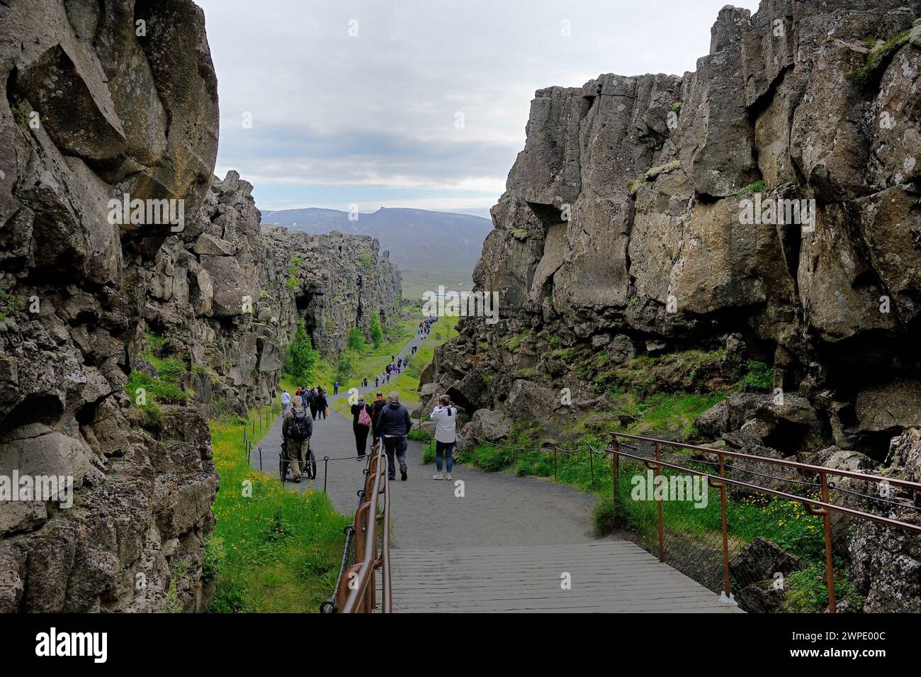 Placca tettonica divide, Islanda - 5 luglio 2022: La passerella tra le placche eurasiatiche e nordamericane Foto Stock