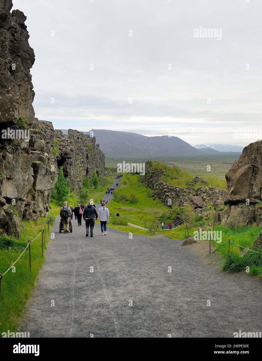 Placca tettonica divide, Islanda - 5 luglio 2022: La passerella tra le placche eurasiatiche e nordamericane Foto Stock