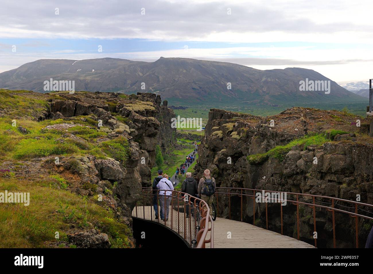 Placca tettonica divide, Islanda - 5 luglio 2022: La passerella tra le placche eurasiatiche e nordamericane Foto Stock
