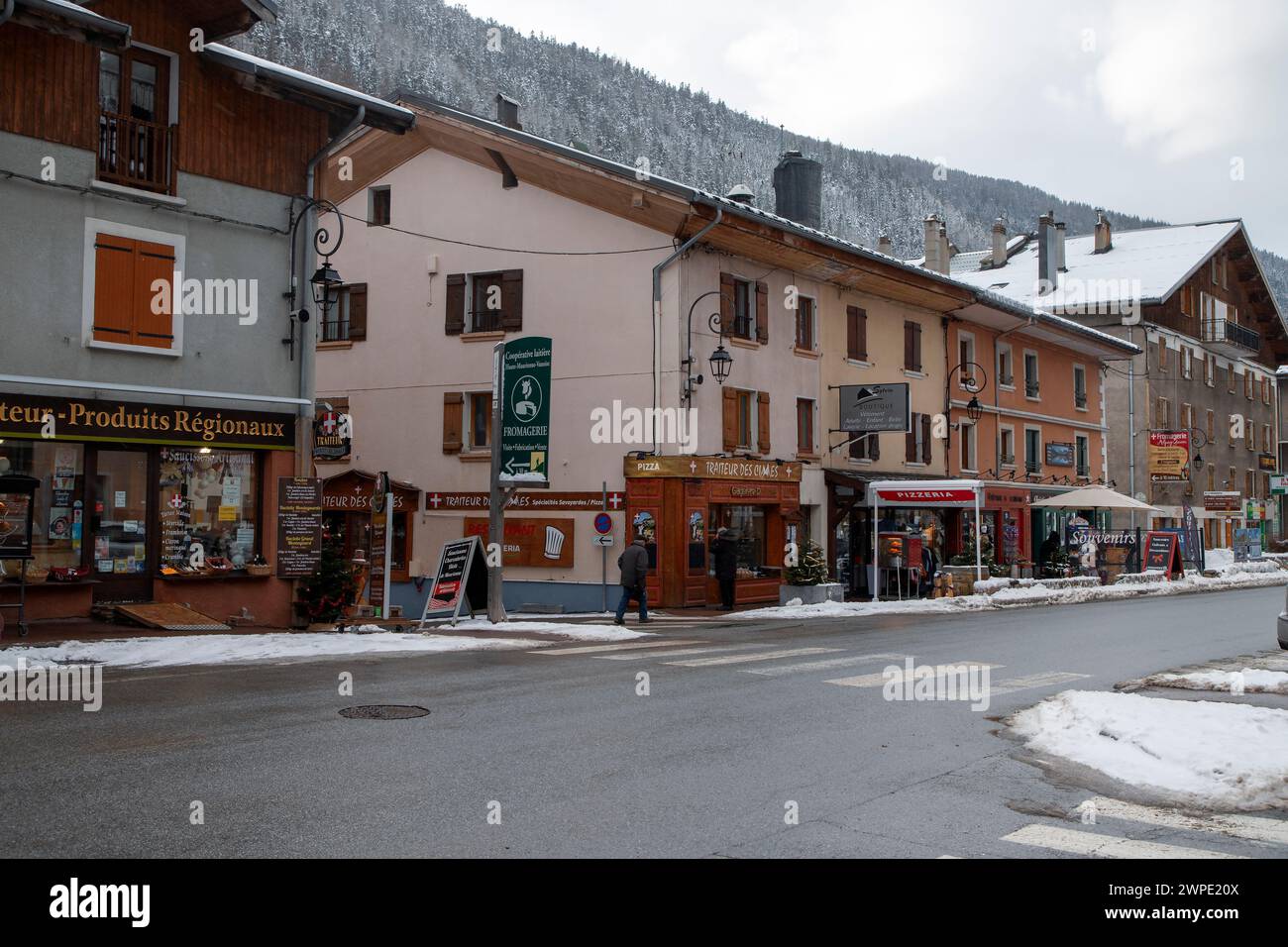 Vista invernale sulla strada principale di Lanslebourg, una piccola e pittoresca cittadina delle Alpi francesi Foto Stock