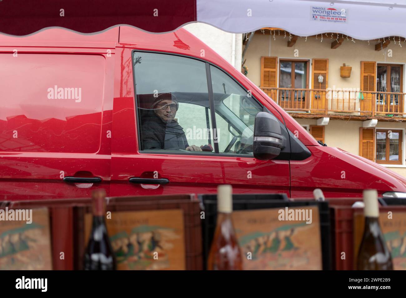 Lanslevillard, Francia, 10 gennaio 2024: Uomo in un furgone parcheggiato al mercato locale Foto Stock