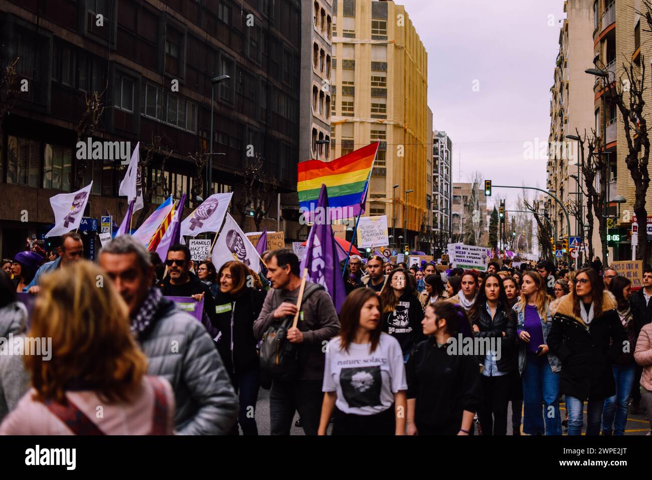 Ragazze che protestano e lottano per i loro diritti su 8M a Tarragona. Foto Stock